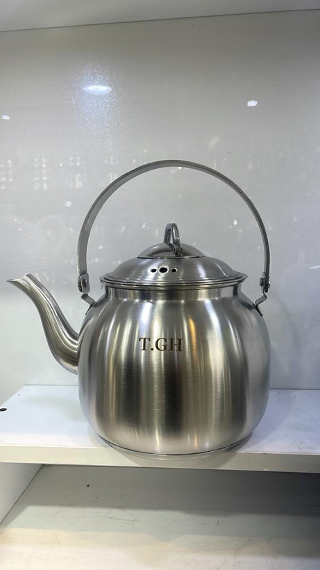 کتری مارک T.GH جنس استیل ضخیم با کف چدن دارای فیلتر حجم ۲/۵ لیتر با 15 ماه گارانتی