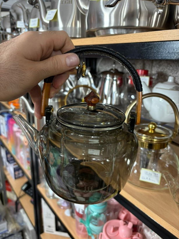 قوری وارداتی ساخت چین طرح ژاپنی با فیلتر پیرکس جنس پیرکس شعله مسقیم رنگ دودی گنجایش ۱۰۰۰ میل