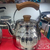 کتری مارک T.GH جنس دسته باکالیت و جنس بدنه استیل ضخیم با کف چدن دارای فیلتر حجم ۳ لیتر با 15 ماه گارانتی