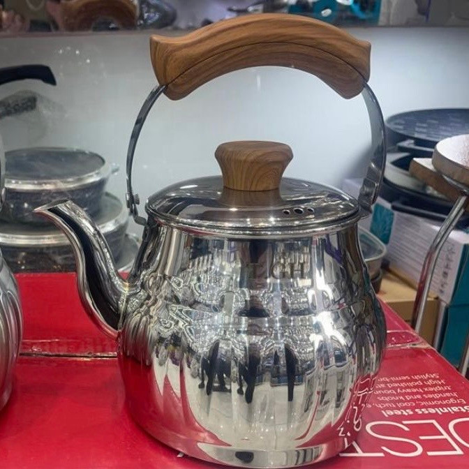 کتری مارک T.GH جنس دسته باکالیت و جنس بدنه استیل ضخیم با کف چدن دارای فیلتر حجم ۳ لیتر با 15 ماه گارانتی