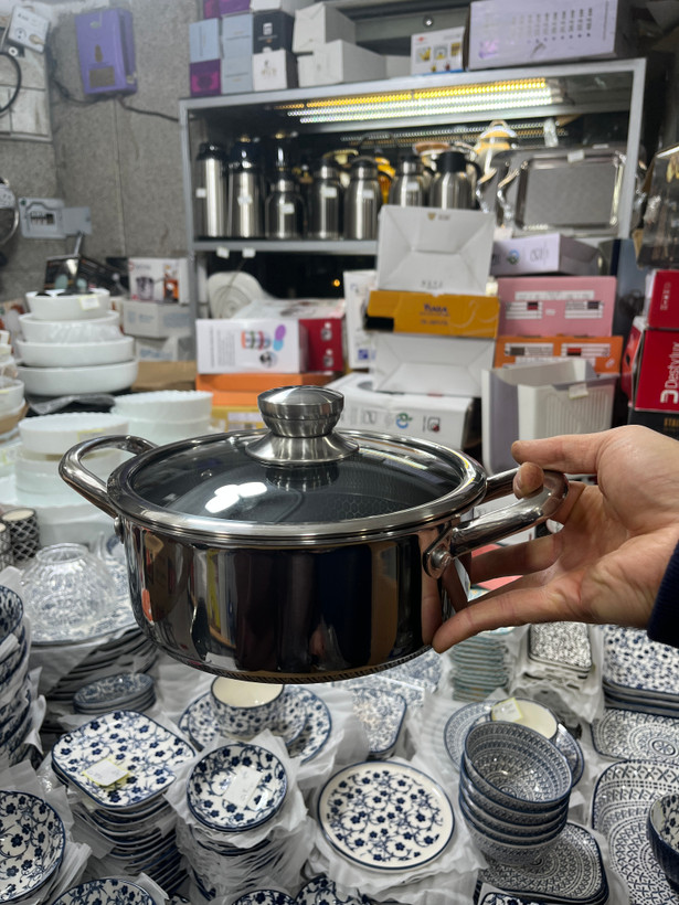 قابلمه وارداتی ساخت چین مدل داخل زنبوری ضد خط و خش جنس استیل ۶ لایه ۳۱۶ نچسب درب پیرکس سایز ۲۲
