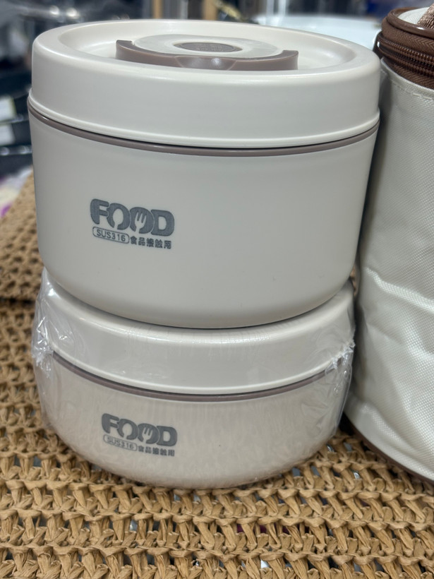 ظرف غذا لانچ باکس وارداتی ساخت چین مدل ۲ طبقه دایره جنس استیل ۳۱۶ درجه یک دارای کیف عایق و درب واشردار وکیوم حجم ۶۰۰+۴۷۰ میل