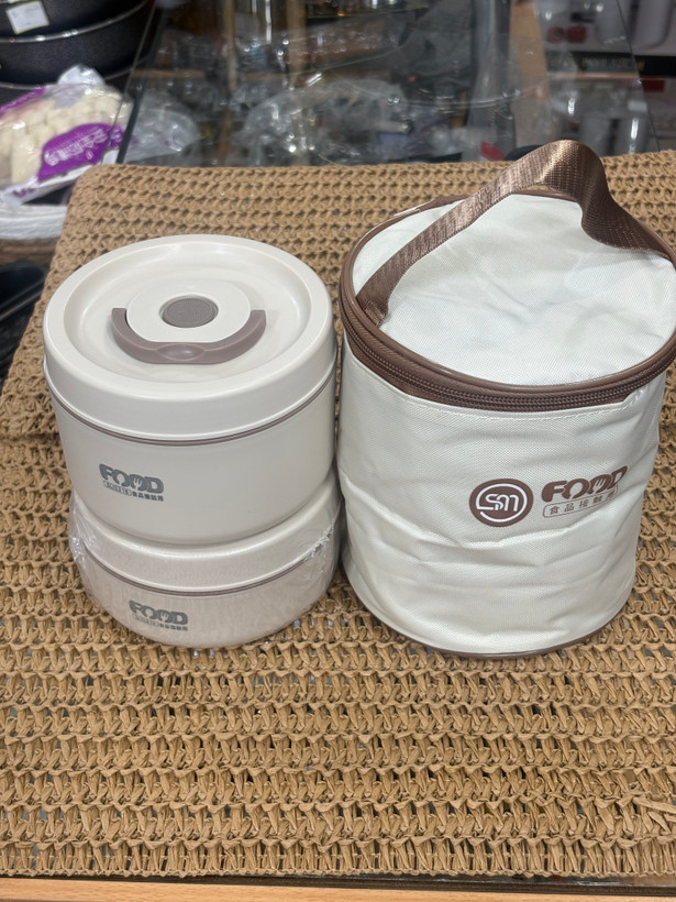 ظرف غذا لانچ باکس وارداتی ساخت چین مدل ۲ طبقه دایره جنس استیل ۳۱۶ درجه یک دارای کیف عایق و درب واشردار وکیوم حجم ۶۰۰+۴۷۰ میل