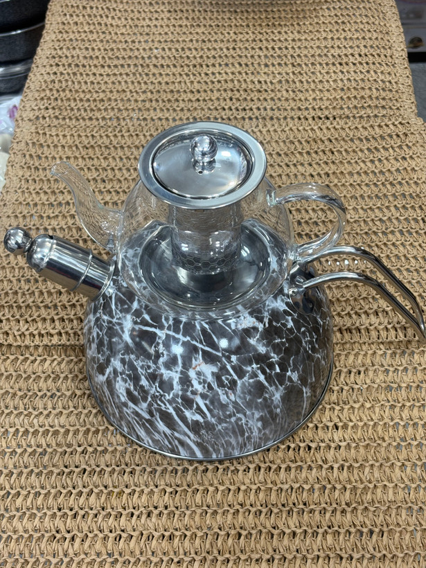 کتری و قوری سوتی مارک کرکماز وارداتی ساخت چین تحت لیسانس ترکیه مدل ماربل جنس کتری استیل ۱۸۱۰ با کف چدن و قوری پیرکس ،حجم کتری ۲/۵ لیتر و قوری ۷۰۰ میل