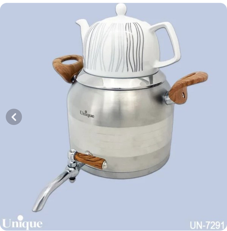 کتری و قوری مارک یونیک اصل شرکتی کد ۷۲۹۱ جنس استیل ۱۸۱۰ با کف چدن و دسته باکالیت نسوز طرح چوب ،حجم ۴/۵ لیتر ،جنس قوری چینی با طرح رندم