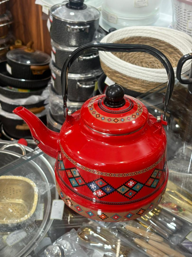 کتری وارداتی ساخت چین جنس لعابی سنگین و ضخیم طرح قرمز سنتی حجم ۲/۵ لیتر