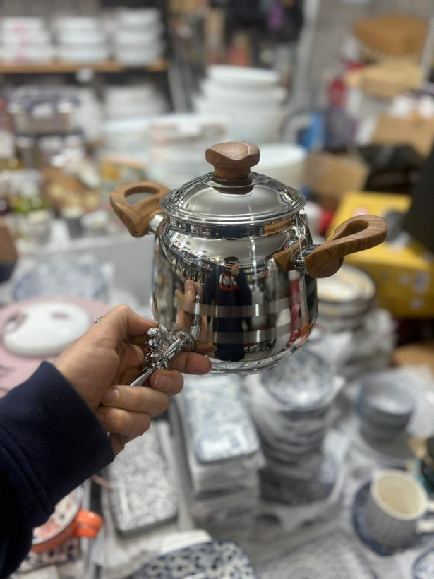 کتری ۲/۵ لیتر شیردار مارک T.GH جنس استیل ضخیم براق کف چدن کد ۳۰۰۰۴ دسته باکالیت نسوز با 15 ماه گارانتی