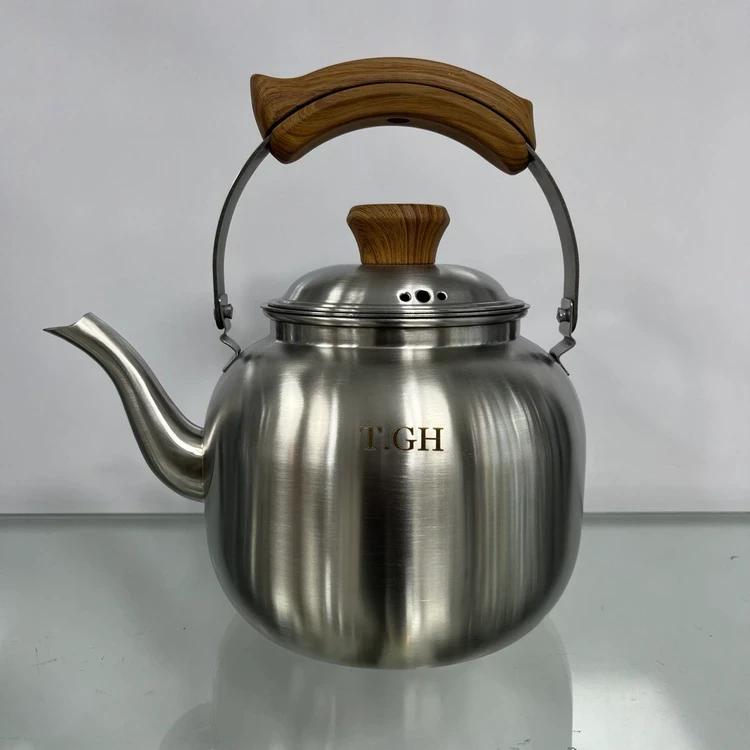 کتری مارک T.GH کد ۴۰۰۱۰ جنس استیل ضخیم با کف چدن دارای فیلتر حجم ۳/۵ لیتر با 15 ماه گارانتی