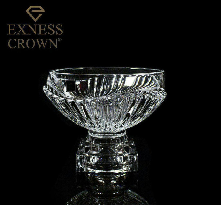 کاسه کریستال پایه دار طرح کرون وارداتی ساخت چین قطر ۲۱ سانت