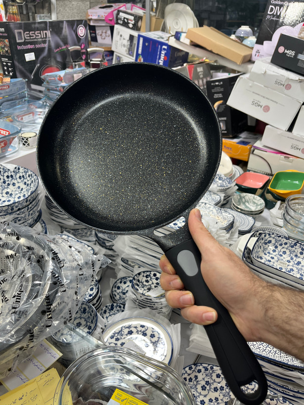 تابه تکدسته چدن داخل گرانیت سایز ۲۴ یونیک اصل طرح هلیوس وارداتی ساخت چین کد UN-8934 دارای دسته سیلیکونی