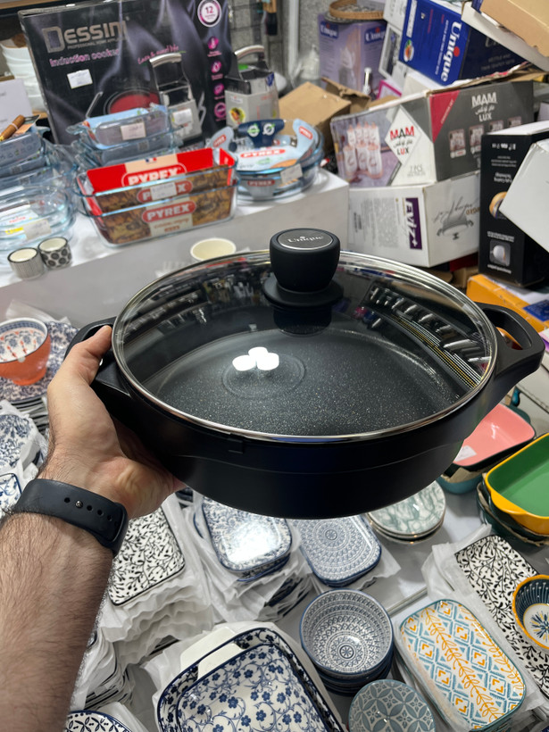 تابه دودسته چدن داخل گرانیت سایز ۲۸ یونیک اصل طرح هلیوس وارداتی ساخت چین کد UN-8932دارای ۴ عدد دسته سیلیکونی