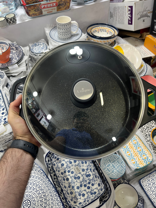 تابه دودسته چدن داخل گرانیت سایز ۲۸ یونیک اصل طرح هلیوس وارداتی ساخت چین کد UN-8932دارای ۴ عدد دسته سیلیکونی
