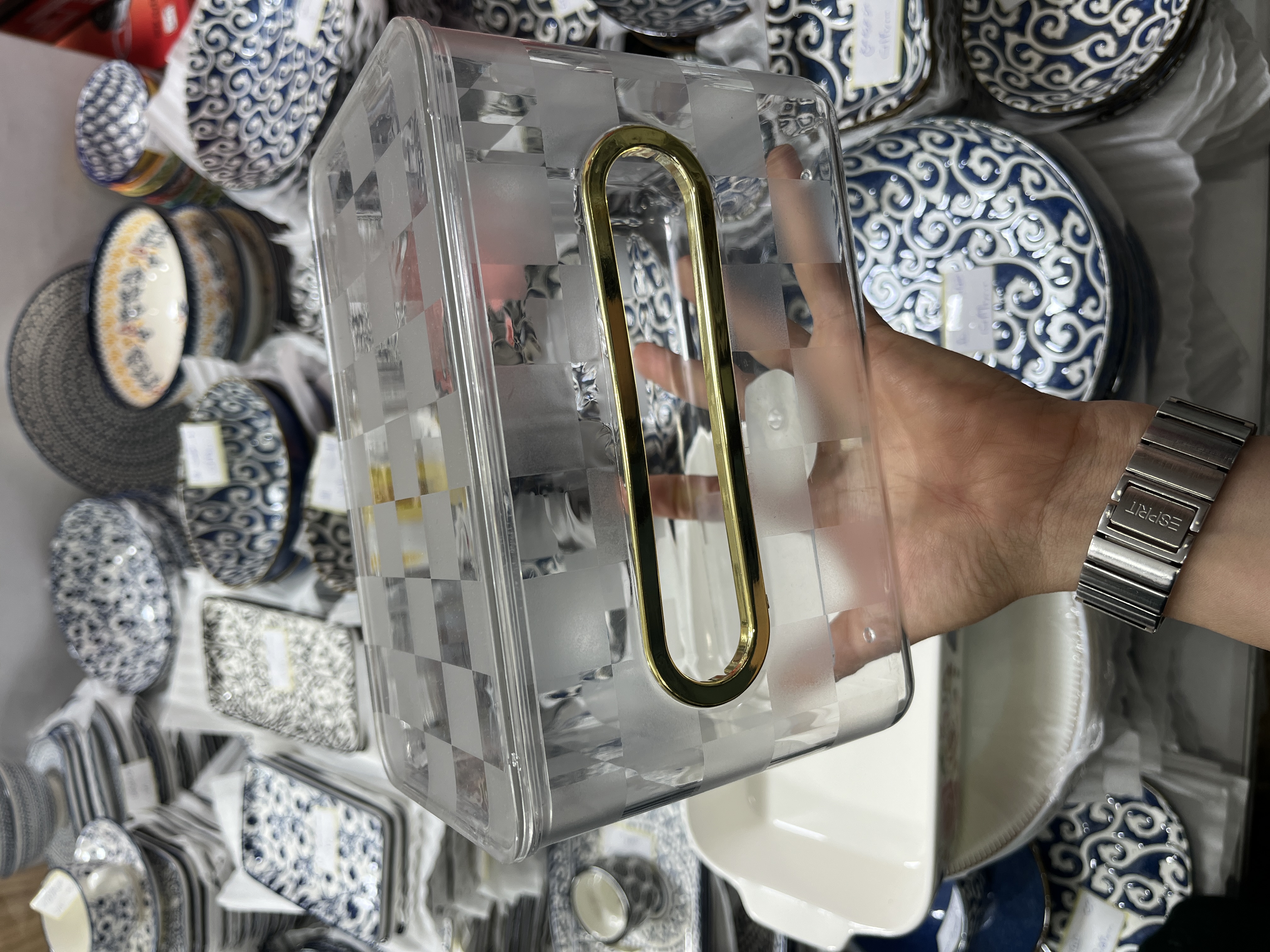 جا دستمال کاغذی اکرلیک وارداتی ساخت چین ارتفاع ۱۲/۵ و طول ۱۸/۵ و عرض ۱۱ سانت